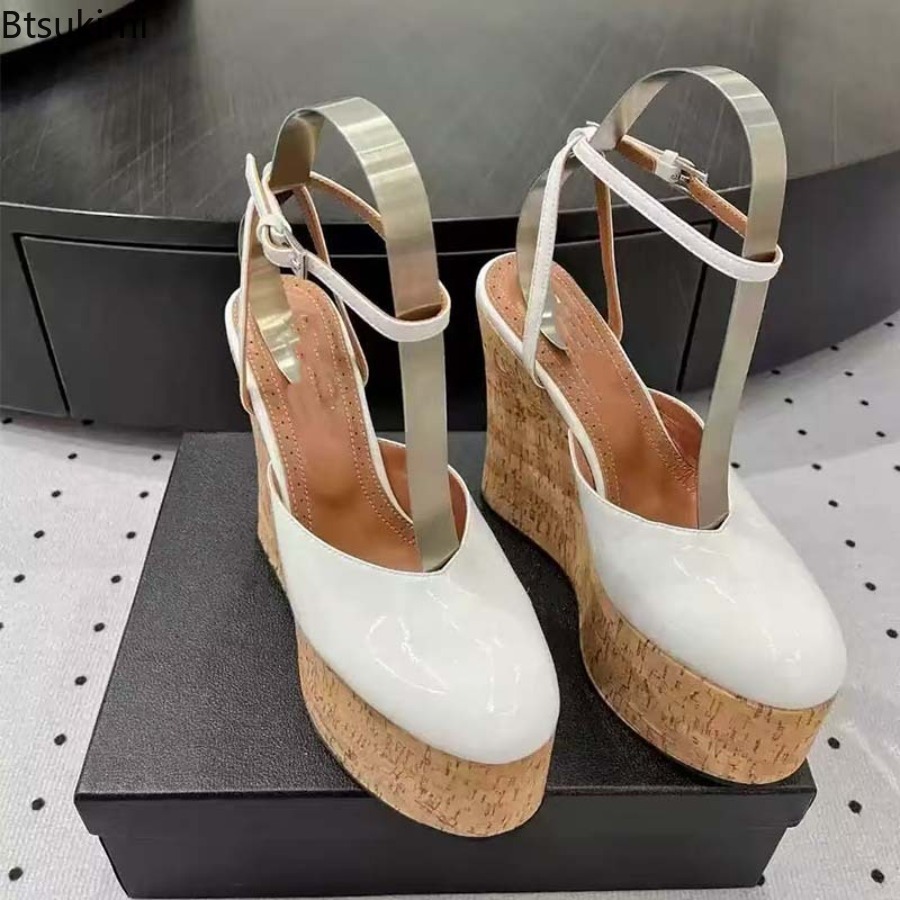 Cork Wedge Sandal - Damen-Sandalen aus Lackleder mit Keilabsatz, Knöchelriemen,