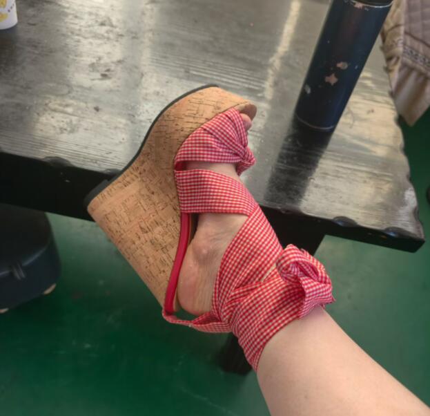 Süße rosa-weiße karierte Seide – Cork Wedge Sandal Bewertung und Preis